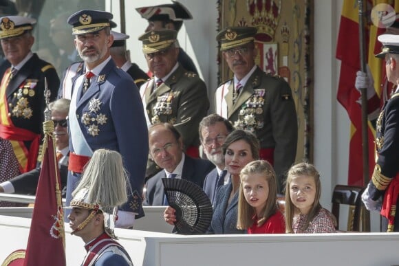 Le roi Felipe VI, Mariano Rajoy, la reine Letizia, Leonor et Sofia - La famille royale espagnole assiste au défilé militaire de la fête nationale à Madrid le 12 octobre 2017.
