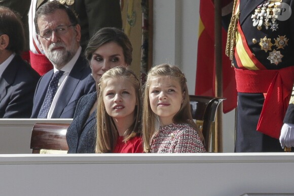 Mariano Rajoy, la reine Letizia, Leonor et Sofia - La famille royale espagnole assiste au défilé militaire de la fête nationale à Madrid le 12 octobre 2017.