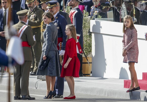 Le roi Felipe VI d'Espagne, la reine Letizia, Leonor et Sofia - La famille royale espagnole assiste au défilé militaire de la fête nationale à Madrid le 12 octobre 2017.