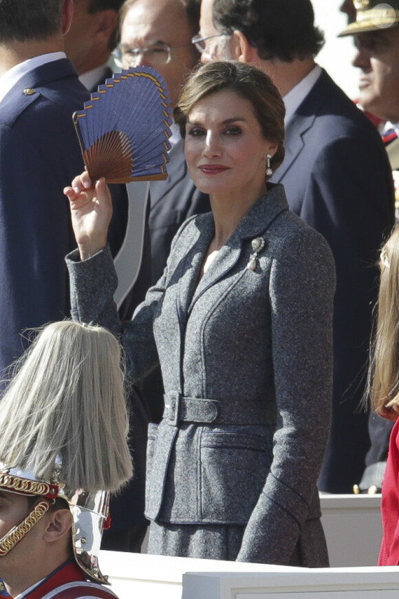 La reine Letizia d'Espagne - La famille royale espagnole assiste au défilé militaire de la fête nationale à Madrid le 12 octobre 2017.