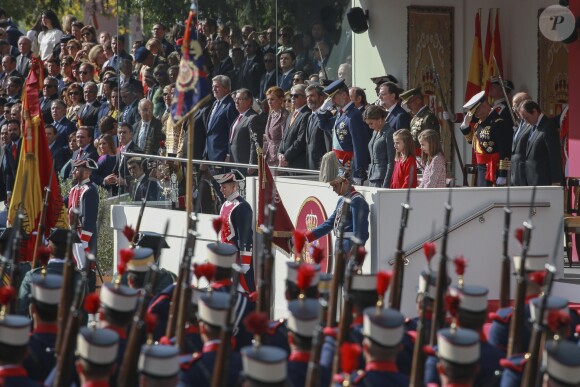 Le roi Felipe VI, la reine Letizia, Leonor et Sofia - La famille royale espagnole assiste au défilé militaire de la fête nationale à Madrid le 12 octobre 2017.