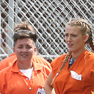 Exclusif - Prix Spécial - Blake Lively tourne une scène en prison en tenue orange pour le film "A simple favor" à Toronto le 13 septembre 2017.
