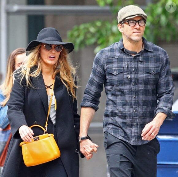 Exclusif - Blake Lively et son mari Ryan Reynolds se baladent main dans la main dans les rues de West Village à New York, le 24 mai 2017