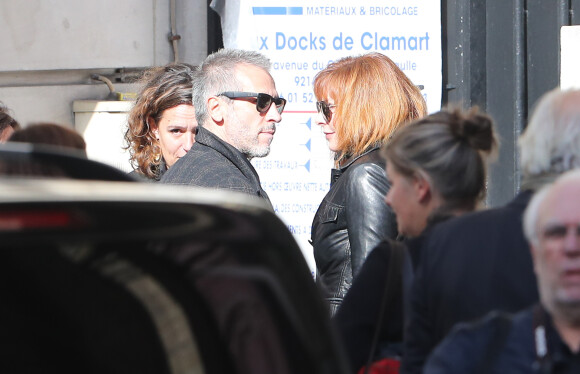 Mylène Farmer et son compagnon Benoît Di Sabatino lors des obsèques de Jean Rochefort en l'église Saint-Thomas d'Aquin à Paris, le 13 octobre 2017.