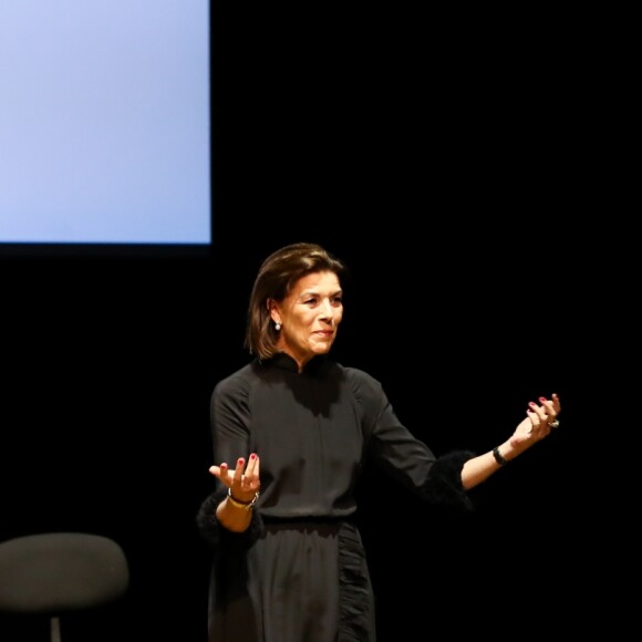 La princesse Caroline de Hanovre accueille sur scène Blandine Rinkel, lauréate de la Bourse de la Découverte pour son premier roman L'Abandon des prétentions, lors de la cérémonie de remise des prix littéraires de la Fondation prince Pierre de Monaco à l'Opéra Garnier à Monaco le 5 octobre 2017. © Olivier Huitel / Pool Monaco / Bestimage