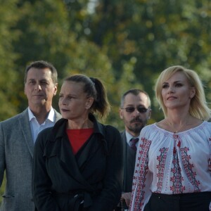 La princesse Stéphanie de Monaco et Gabriela Firea, maire de Bucarest, lors de l'inauguration d'une statue de Rainier III au Parc du Cirque à Bucarest le 4 octobre 2017.