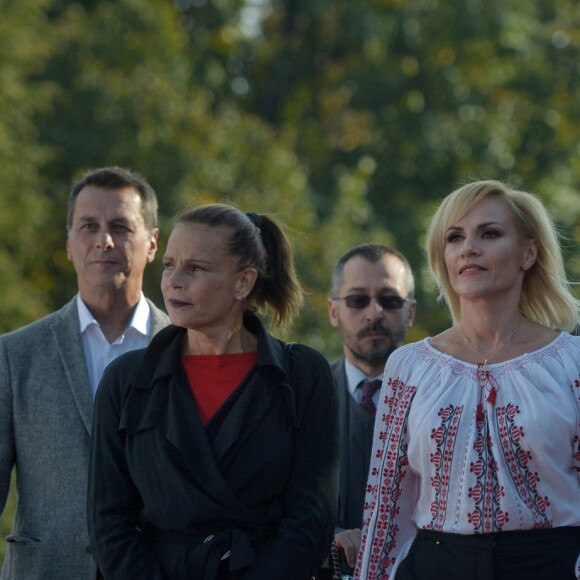 La princesse Stéphanie de Monaco et Gabriela Firea, maire de Bucarest, lors de l'inauguration d'une statue de Rainier III au Parc du Cirque à Bucarest le 4 octobre 2017.