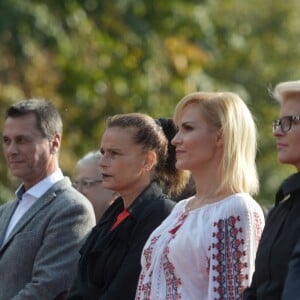 La princesse Stéphanie de Monaco au côté de Gabriela Firea, maire de Bucarest, lors de l'inauguration d'une statue de Rainier III au Parc du Cirque à Bucarest le 4 octobre 2017.