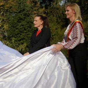 La princesse Stéphanie de Monaco et Gabriela Firea, maire de Bucarest, lèvent le voile sur une statue de Rainier III au Parc du Cirque à Bucarest le 4 octobre 2017.