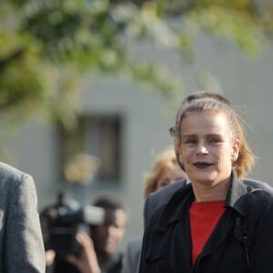 La princesse Stéphanie de Monaco et Gabriela Firea, maire de Bucarest, lors de l'inauguration d'une statue de Rainier III au Parc du Cirque à Bucarest le 4 octobre 2017.