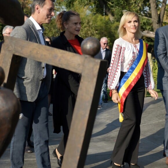 La princesse Stéphanie de Monaco et Gabriela Firea, maire de Bucarest, lors de l'inauguration d'une statue de Rainier III au Parc du Cirque à Bucarest le 4 octobre 2017.