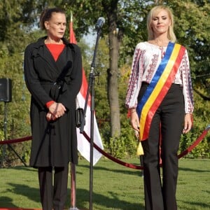 La princesse Stéphanie de Monaco et Gabriela Firea, maire de Bucarest, lors de la cérémonie d'inauguration d'une statue de Rainier III au Parc du Cirque à Bucarest le 4 octobre 2017.