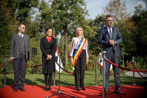 La princesse Stéphanie de Monaco et Gabriela Firea, maire de Bucarest, lors de la cérémonie d'inauguration d'une statue de Rainier III au Parc du Cirque à Bucarest le 4 octobre 2017.