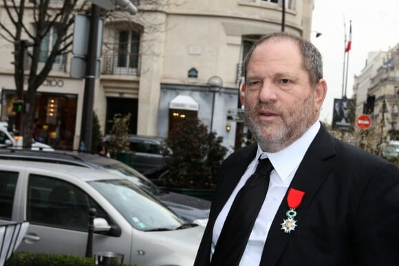 Harvey Weinstein avec sa Légion d'Honneur à Paris le 7 mars 2012.