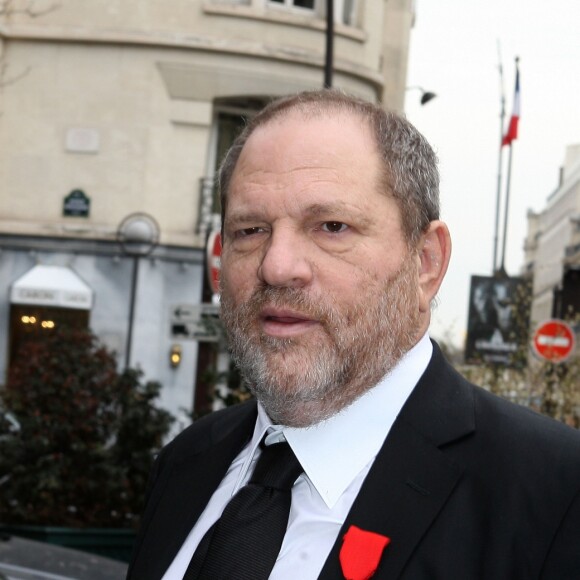 Harvey Weinstein avec sa Légion d'Honneur à Paris le 7 mars 2012.