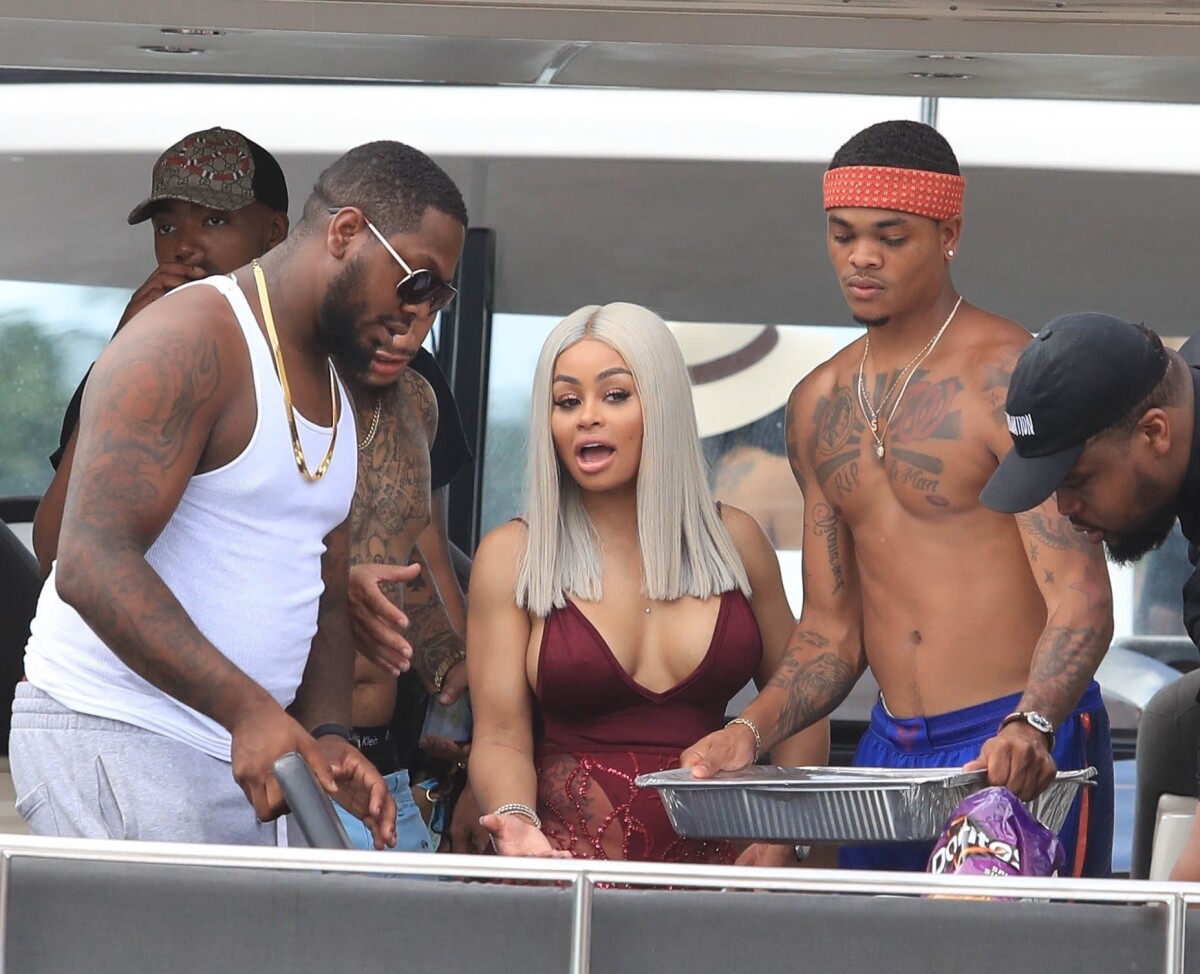 Photo : Blac Chyna et son compagnon Mechie sur un yacht à Miami. Le 4  septembre 2017. - Purepeople