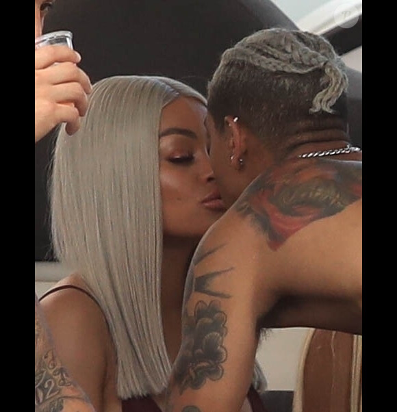 Blac Chyna et son compagnon Mechie s'embrassent et se câlinent sur un yacht à Miami. Le 4 septembre 2017.