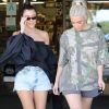 Les soeurs Kim Kardashian et Kourtney Kardashian se baladent et font du shopping ensemble chez BuyBuy Baby à Calabasas. Le 9 octobre 2017.