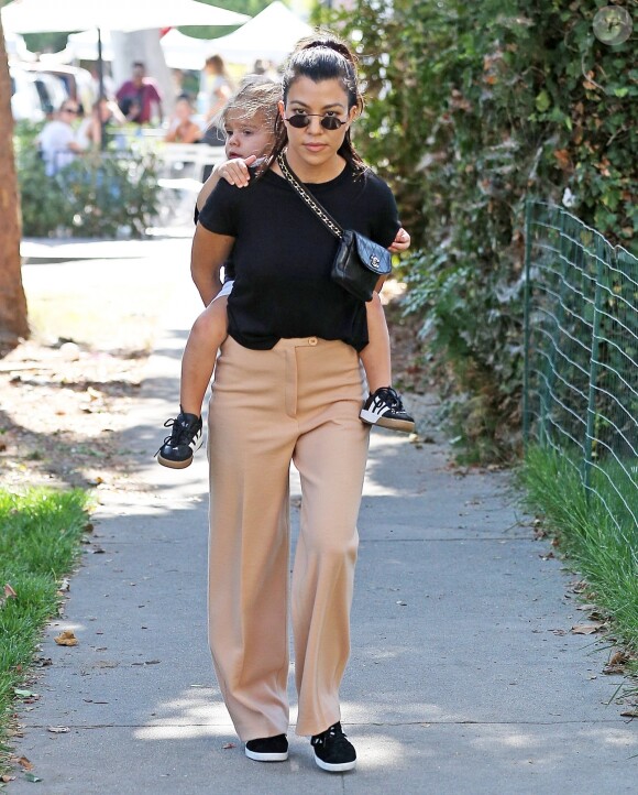 Kourtney Kardashian emmène ses enfants Penelope et Reign au Farmer's Market à Melrose Place à Los Angeles, le 8 octobre 2017.