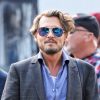 Exclusif - Johnny Depp avec un adorable petit chien au volant d'une voiture sur le tournage de 'Richard Says Goodbye' à Vancouver au Canada, le 14 août 2017