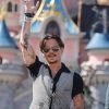 Johnny Depp - L'équipe du film "Pirates des Caraibes : La vengeance de Salazar" est partie à l'abordage du public, des fans et des célébrités à Disneyland Paris le 15 mai 2017. Dimanche, en milieu d'après-midi, les visiteurs de Disneyland Paris ont eu la surprise de voir débarquer sur le ponton d’un galion amarré devant le Château du Parc Disneyland, toute l’équipe du film PIRATES DES CARAIBES : LA VENGEANCE DE SALAZAR venue célébrer la sortie au cinéma – le 24 mai prochain – du cinquième opus de la célèbre saga. © DisneylandParis via Bestimage