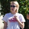 Emma Roberts fait du shopping dans les rues de Beverly Hills. L'actrice porte sa bague de fiançailles. Le 17 octobre 2017.