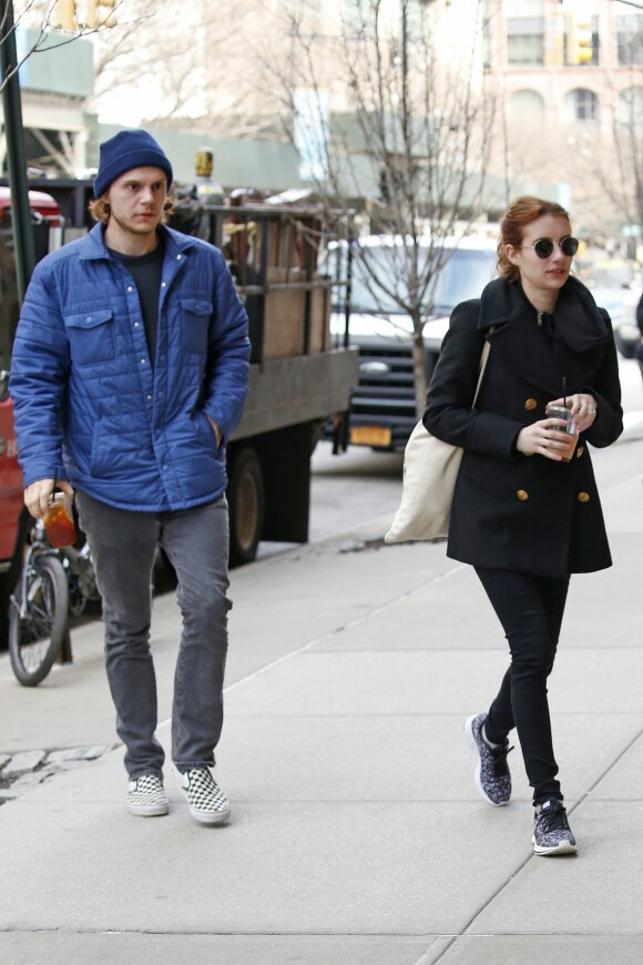 Emma Roberts et son compagnon Evan Peters arrivent au Greenwich Hotel de New York le 3 avril 2017.