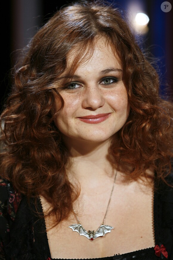 Alexandra Besson, alias Ariane Fornia, pour la promotion de son livre "Dernière Morsure" dans l'émission de TF1 "Vol de nuit", le 30 août 2007.