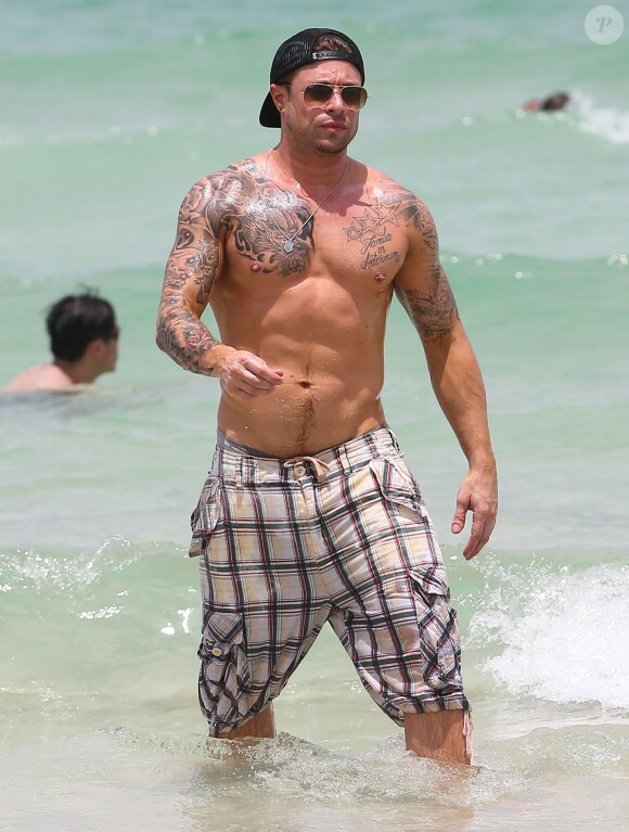 Duncan James et Lee Ryan profitent d'une journee ensoleillee avec leurs amis sur la plage de Miami, le 25 Juin 2013.