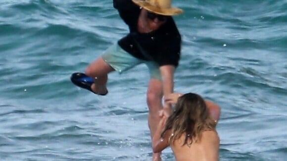 Kate Upton : Ultrasexy à la plage, le top model trébuche sur un rocher