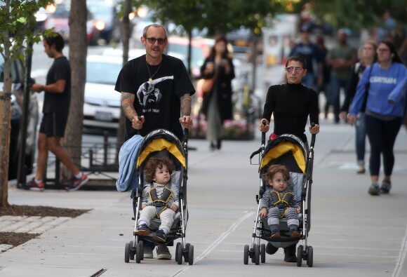 Terry Richardson, sa femme Alex Bolotow et leurs jumeaux Rex et Roman se baladent à New York, le 10 septembre 2017.