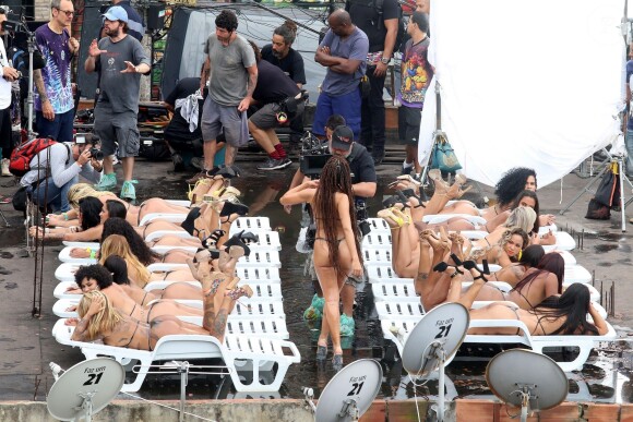 Exclusif - Terry Richardson (en haut, à gauche) assiste au tournage d'un clip de la chanteuse Anitta à Rio de Janeiro, le 20 août 2017.