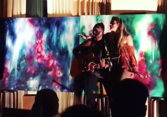 Austin Briown rejoint sur scène par sa cousine Paris Jackson pour chanter "Smile", au Soho House à Los Angeles, octobre 2017.