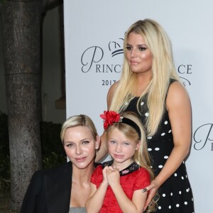 La princesse Charlene de Monaco avec Jessica Simpson et sa fille Maxwell à la soirée Princess Grace Awards au Paramount Studios à Los Angeles, le 24 octobre 2017