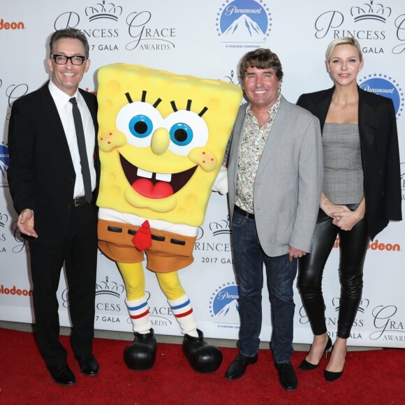 La princesse Charlene de Monaco et l'équipe de Bob l'éponge à la soirée Princess Grace Awards au Paramount Studios à Los Angeles, le 24 octobre 2017