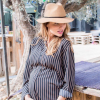 Ariane Brodier, enceinte de sept mois, dévoile son joli baby bump.