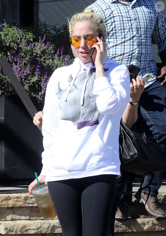 Exclusif - Lady Gaga et une amie à la sortie d'un Starbucks à Los Angeles, le 24 octobre 2017