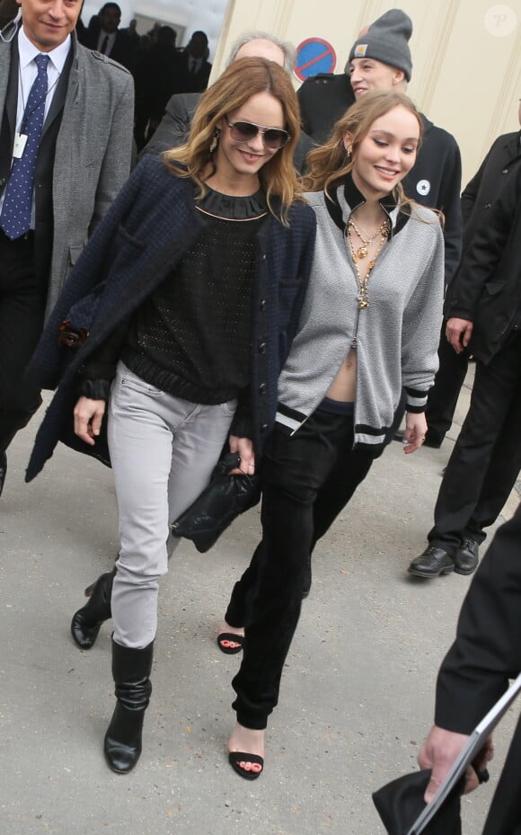 Vanessa Paradis et sa fille Lily-Rose Depp - People à la sortie du défilé de mode "Chanel" collection prêt-à-porter Automne-Hiver 2017/2018 au Grand Palais à Paris, France, le 7 mars 2017. © CVS-Veeren/Bestimage