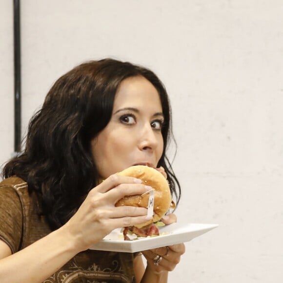 Exclusif - Fabienne Carat - Inauguration du restaurant de T. Moreau le "Tough Burger" et vernissage de l'expossition Gilbert Mazout au 7 rue de Valmy à Montreuil, le 5 Octobre 2017.© Marc Ausset- Lacroix / Bestimage