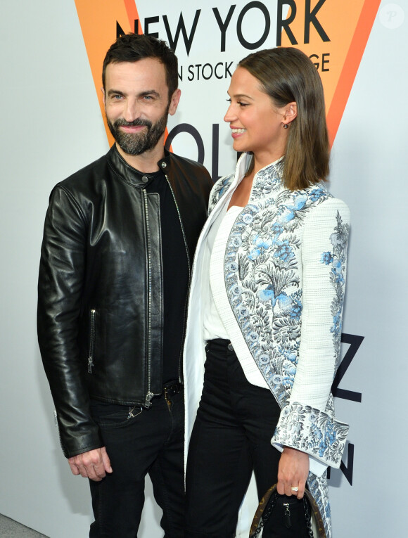 Nicolas Ghesquière et Alicia Vikander assistent au vernissage de l'exposition "Volez, Voguez, Voyagez" de Louis Vuitton à l'American Stock Exchange. New York, le 26 octobre 2017.