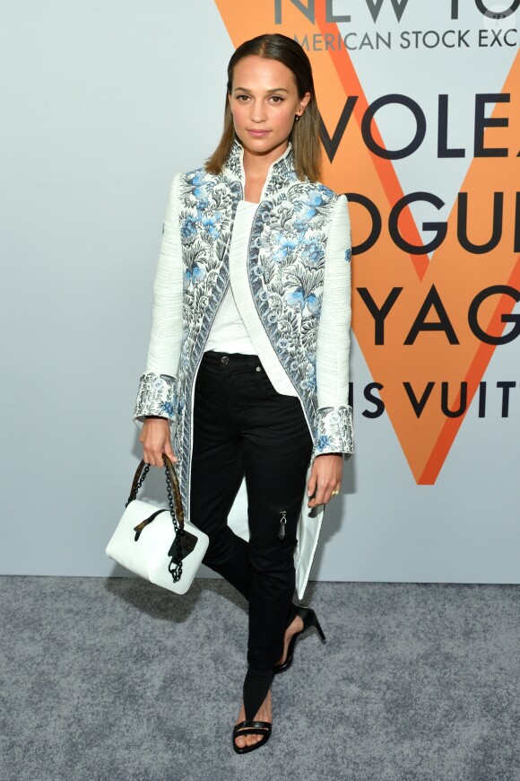 Alicia Vikander assiste au vernissage de l'exposition "Volez, Voguez, Voyagez" de Louis Vuitton à l'American Stock Exchange. New York, le 26 octobre 2017.