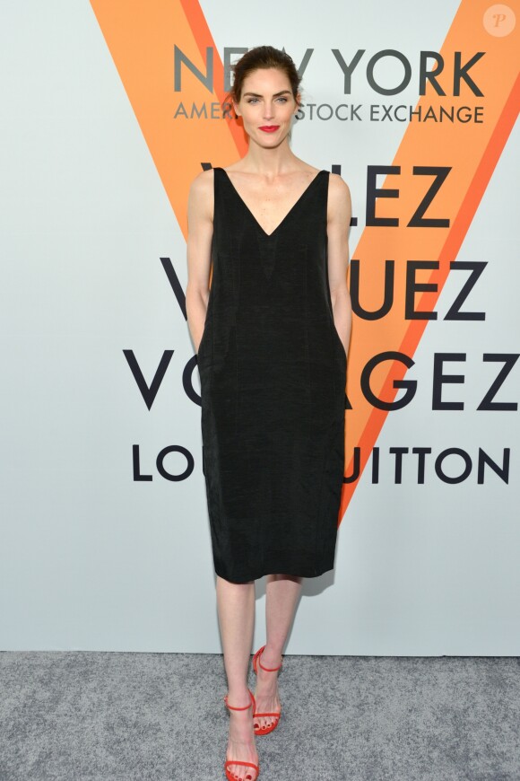 Hilary Rhoda assiste au vernissage de l'exposition "Volez, Voguez, Voyagez" de Louis Vuitton à l'American Stock Exchange. New York, le 26 octobre 2017.