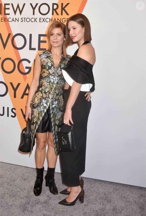 Marina Foïs et Adele Exarchopoulos assistent au vernissage de l'exposition "Volez, Voguez, Voyagez" de Louis Vuitton à l'American Stock Exchange. New York, le 26 octobre 2017.