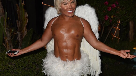 Rodrigo Alves, le Ken humain : Ange figé qui exhibe ses faux pectoraux