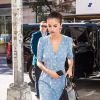 Selena Gomez, dans une petite robe bleue printanière, arrive à un rendez-vous à New York le 18 octobre 2017.