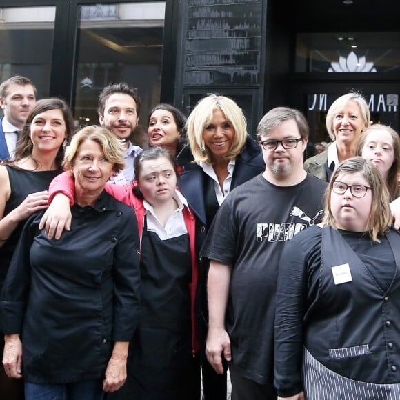 Semi-Exclusif - Tristan Bromet, chef de cabinet de la Première Dame, Thomas Boulissière (Gérant du restaurant) - Brigitte Macron, accompagnée de Sophie Cluzel, Secrétaire d'État auprès du Premier ministre, chargée des Personnes handicapées, s'est rendue au restaurant Le Reflet, qui donne leur chance aux personnes trisomiques, présentes en salle comme en cuisine. Nantes, le 27 Octobre 2017 © Dominique Jacovides / Bestimage