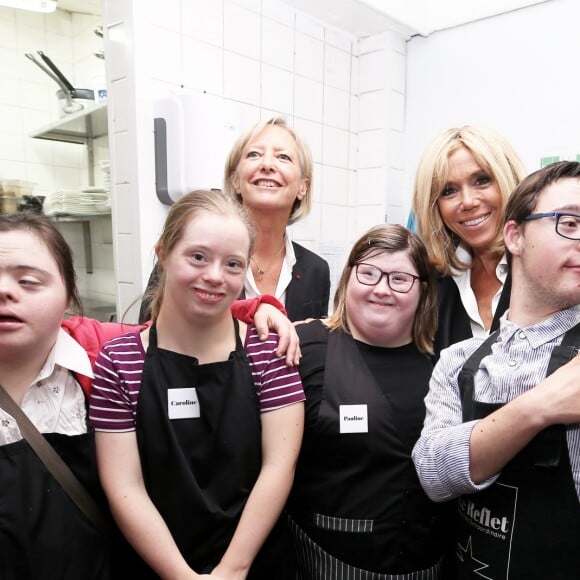 Semi-Exclusif - Brigitte Macron, accompagnée de Sophie Cluzel, Secrétaire d'État auprès du Premier ministre, chargée des Personnes handicapées, s'est rendue au restaurant Le Reflet, qui donne leur chance aux personnes trisomiques, présentes en salle comme en cuisine. Nantes, le 27 Octobre 2017 © Dominique Jacovides / Bestimage