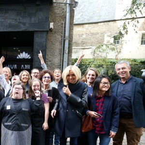 Semi-Exclusif - Brigitte Macron, accompagnée de Sophie Cluzel, Secrétaire d'État auprès du Premier ministre, chargée des Personnes handicapées, s'est rendue au restaurant Le Reflet, qui donne leur chance aux personnes trisomiques, présentes en salle comme en cuisine. Nantes, le 27 Octobre 2017 © Dominique Jacovides / Bestimage