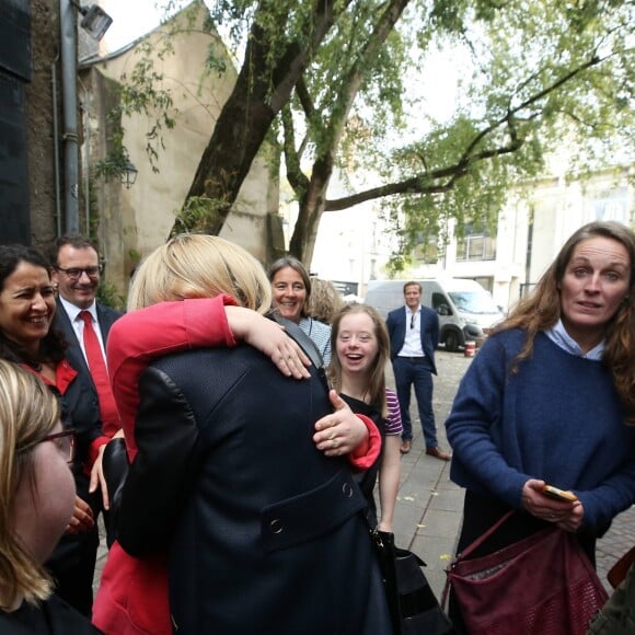 Semi-Exclusif - Brigitte Macron, accompagnée de Sophie Cluzel, Secrétaire d'État auprès du Premier ministre, chargée des Personnes handicapées, s'est rendue au restaurant Le Reflet, qui donne leur chance aux personnes trisomiques, présentes en salle comme en cuisine. Nantes, le 27 Octobre 2017 © Dominique Jacovides / Bestimage