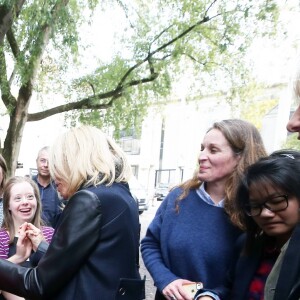 Semi-Exclusif - Brigitte Macron, accompagnée de Sophie Cluzel, Secrétaire d'État auprès du Premier ministre, chargée des Personnes handicapées, s'est rendue au restaurant Le Reflet, qui donne leur chance aux personnes trisomiques, présentes en salle comme en cuisine. Nantes, le 27 Octobre 2017 © Dominique Jacovides / Bestimage